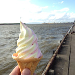 Shindou Reika - 台風で濁った海と美しいソフトクリームのコントラスト。