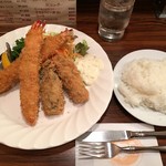 海老とカキのミックスフライ税込1,700円には味噌汁は付かなかった…