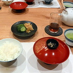 南海荘 - ご飯・赤だし（そうめん入り）・香の物