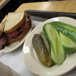 KATZ'S DELICATESSEN - 巨大ピクルス！