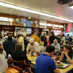 KATZ'S DELICATESSEN - 席を捜すのも大変！