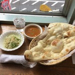 Little Buddha - 「日替わりカレー」
                        此れで550円‼️
                        ナンの看板が隅田川(爆笑)