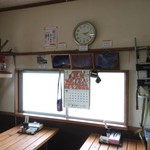 笠岳峠の茶屋 - 店内は登山家が撮影した写真