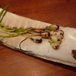 鶏一途 - 炭火焼野菜（エシャロット）韓国味噌で戴きます。