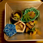Kyouryourika Ji - 柿の紅茶蒸しに梅雨紫の花。
      うすい豆の豆腐になめこ入りのタレ。
      サツマイモと紫芋の茶巾包み
      栗の渋皮煮
      鱧、、、、etc