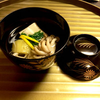 京料理 かじ - 鱧の親子のしんじょう煮
                焼きナス