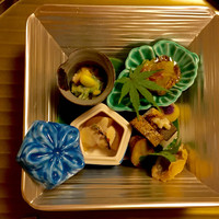京料理 かじ - 柿の紅茶蒸しに梅雨紫の花。
                うすい豆の豆腐になめこ入りのタレ。
                サツマイモと紫芋の茶巾包み
                栗の渋皮煮
                鱧、、、、etc