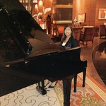 CONRAD CENTENNIAL SINGAPORE - ピアノの生演奏が入ってます