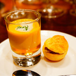 遠藤利三郎商店 - アミューズ
      かぼちゃのスープとコンソメゼリー
      木の子のペーストを詰めたグジェール