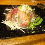 菩提樹 - 牛タンは焼く前に供され、熱した鉄板で焼く