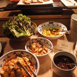 ザ・カフェ(グランドプリンスホテル大阪ベイ) - ポークグリルはレタスにのせて、白菜キムチや胡瓜キムチ、セサミソースで