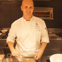 ザ・カフェ - 副総料理長ディーター・シュタミンガーシェフ
