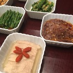 趙楊 - 十六単碟、時計回りにニンニクの芽麦穂編み、老酒と黄色唐辛子漬け牛肉、朝鮮人参と五粮液の鶏肉和え、十六ささげの生姜煮