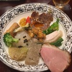 趙楊 - 前菜十六種を取り分けたもの