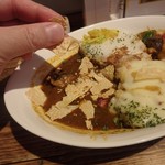 カリーフォルニアダイニング カイ - パリパリと割ります