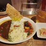 カリーフォルニアダイニング カイ - ハーフ＆ハーフ、1100円。焙り焼きチーズトッピング＋150円