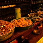 多可能 - カウンター上に並んだ酒の肴