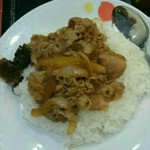 松屋 - 平皿ライスの上に牛丼のアタマ