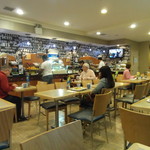 Holiday Inn Express - 1階カフェテリア内部