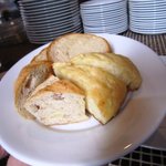 タヴェルナ　エッセ - 自家製パン（アーモンド入り・じゃがいも・プレーン）