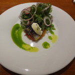 アバロッツ - 秋刀魚の炙りコンフィと芋のガレット（生駒／奈良／天理）
      ピーマンのクーリとリコッタ　無農薬サラダ