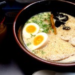 ラーメン長浜はな - 勿論特製とんこつらーめん880円
            東海・秋walkerに付いていたクーポンで半額の440円