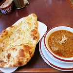 ラージモニ - チキンカレーとガーリックナン