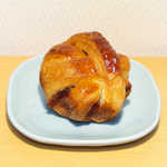 ベルベット - クロワッサンジャポネ（￥200）。手まりのような形状が目を引く「格好良いあんパン」