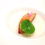 ES - ランド産フォアグラと株のコンソメ、雲丹のソース