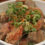 立ち呑み しゅう - 牛ホルモン煮込み、一味をババっとやってな（笑）