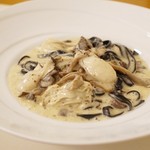 オステリア　オルカドーロ - 牡蠣とキノコのクリームソース、イカ墨を練り込んだタリアテッレ