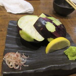 Tabetakaya - 玉ナスは山葵と醤油で刺身のような感じでいただきました、この食べ方案外いけますよ。
                      