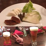 ONZE - 打ち合わせは，ビール飲みながら…
                        
                        ピースは日ハム勝利のサイン^ ^