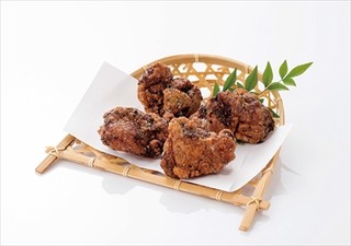 Karaageya Kuromaru - 【うまみ唐揚げ】宮崎県産原木椎茸・鹿児島県産鰹節・北海道産昆布からしっかり出汁をとって宮崎県産黒にんにく「くろまる」を混ぜ合わせてつくった無添加の「うまみたれ」を国産の鶏肉にじっくり漬け込み、独自のスパイスと製法で揚げています。気になる匂いは一切ございません。