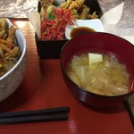 厨ボーです。くまヰ - 盛り合わせと豆腐とキャベツのお味噌汁