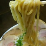 ラーメン家 みつ葉 - ラーメンの麺のアップ