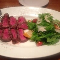 イゾラ ブル - 牛肉のタリアータ。