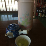 梅野屋 - 嬉しいお茶のサービス。各テーブルにサーブされ、美味い川根茶が頂ける。