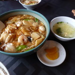 永徳酒家 - 中華丼、720円。