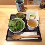 鳥幸WINE PAIRING - 極上の親子丼1,000円スープ、サラダ、小鉢、漬け物