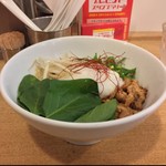 カーザ ルカ - ラー博は俺の社員食堂。  ミニペペロソチーノ和え麺 5辛＋温玉！  ヤサイプリタツでヘルシーに見えるけど、ヤサイの下に真っ赤なタレを纏った麺が！