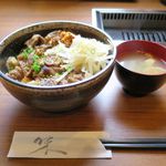 焼肉工房 桜 - カルビ丼並と味噌汁（734円+86円＝820円）