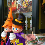 チャイティーカフェ - 店舗窓際のハロウィン仕様
