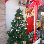 スリーエフ 大磯国府店 - 入り口のクリスマスツリー