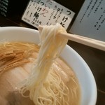 ラーメン専門店 徳川町 如水 - 博多系の細麺ストレート。芯がしっかり残っていて軽いアルデンテ。