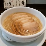 ラーメン専門店 徳川町 如水 - 塩チャーシュー900円＋30円税込。ネギが無くメンマがしなびている。