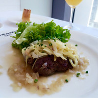 オザミトーキョー - 黒毛和牛と米産牛肉のハンバーグ ジャガイモとベーコンの軽いグラタン 粒マスタード風味のソースを添えて