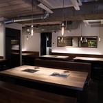 YAKINIKU DAICHI ROPPONGI - 白壁のシンプルなデザイン。真ん中のお席は６名様でご利用いただけます。