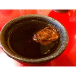 中華料理 龍鳳酒家 - 紹興酒へ梅干しを入れる