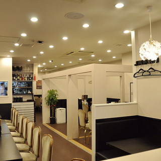Ritoru Seito - テーブル席（～24名様）【貸切】明るく開放的な店内を50名様～最大80名様まで貸切でご利用いただけます！スイングジャズが流れる心地よい空間で、本場の四川料理をお楽しみください。